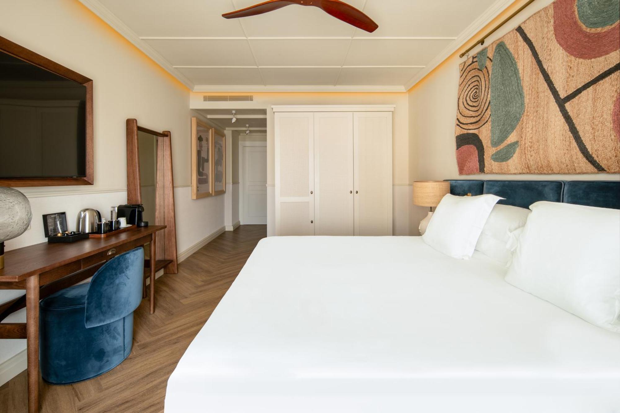 Only You Hotel Sevilla Exterior photo A room at the hotel