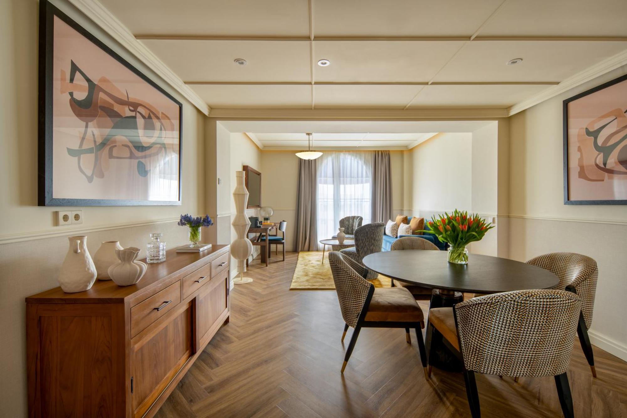 Only You Hotel Sevilla Exterior photo The interior of a suite at the hotel