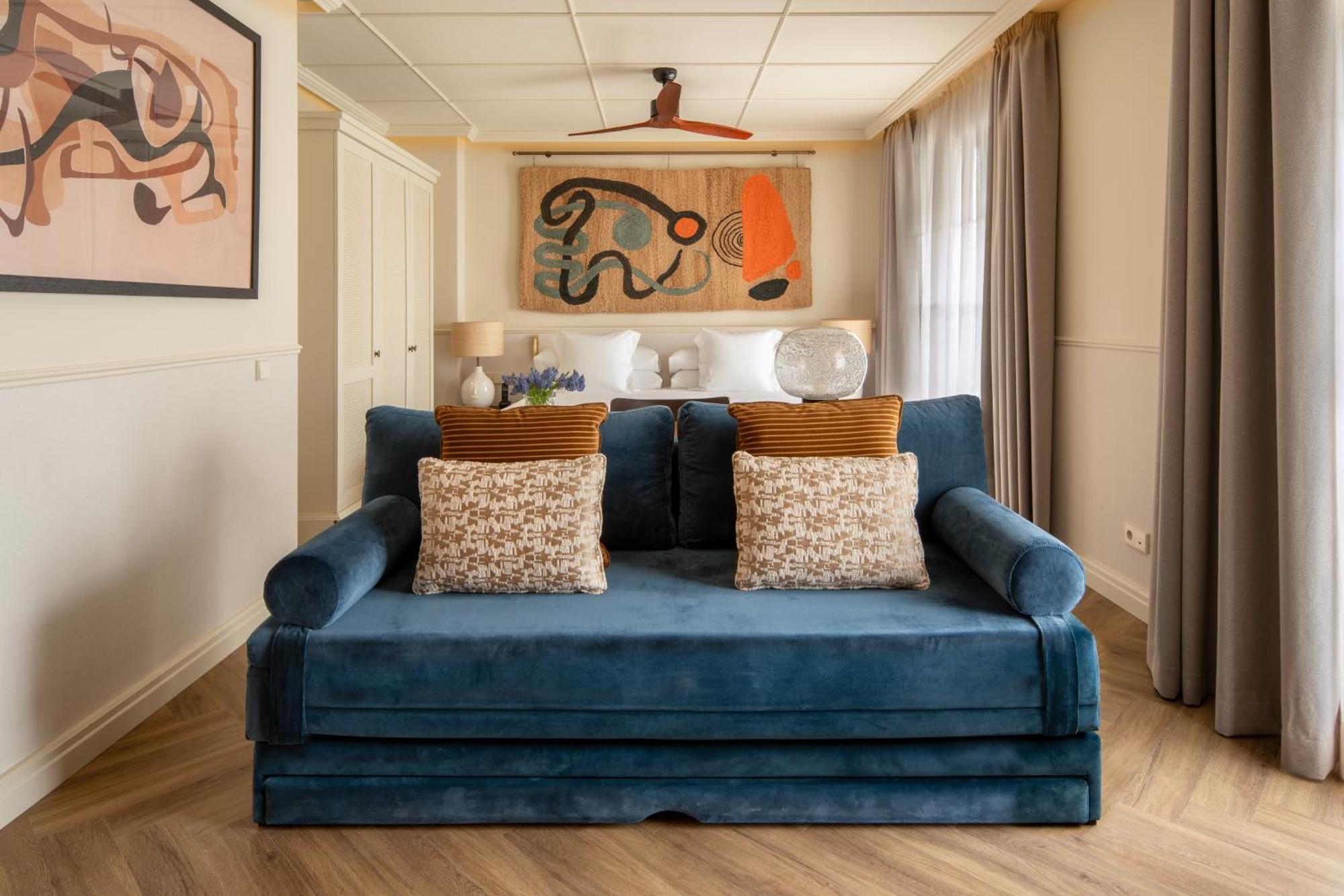 Only You Hotel Sevilla Exterior photo A sofa bed