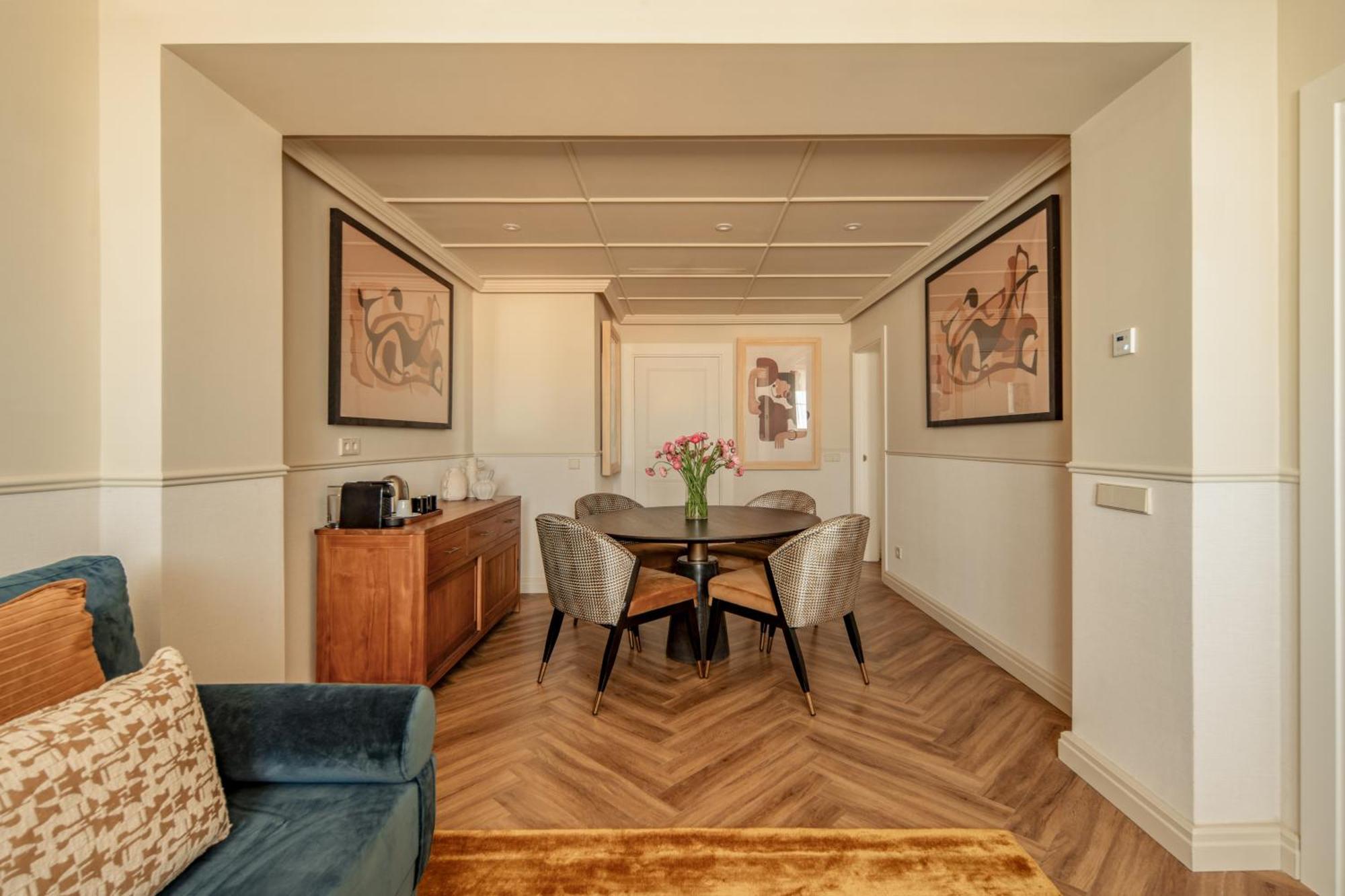 Only You Hotel Sevilla Exterior photo The interior of a suite at the hotel