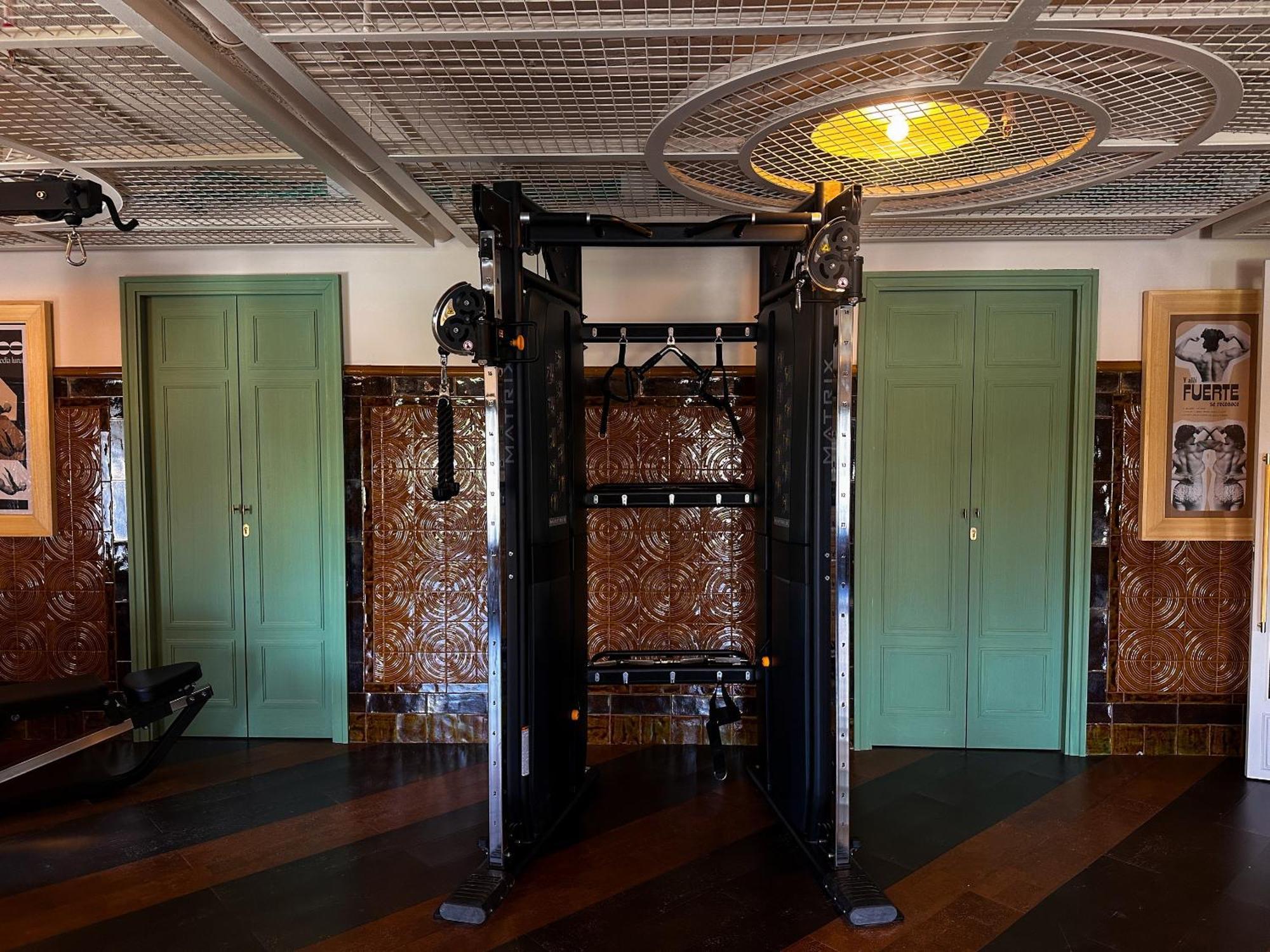 Only You Hotel Sevilla Exterior photo A power rack