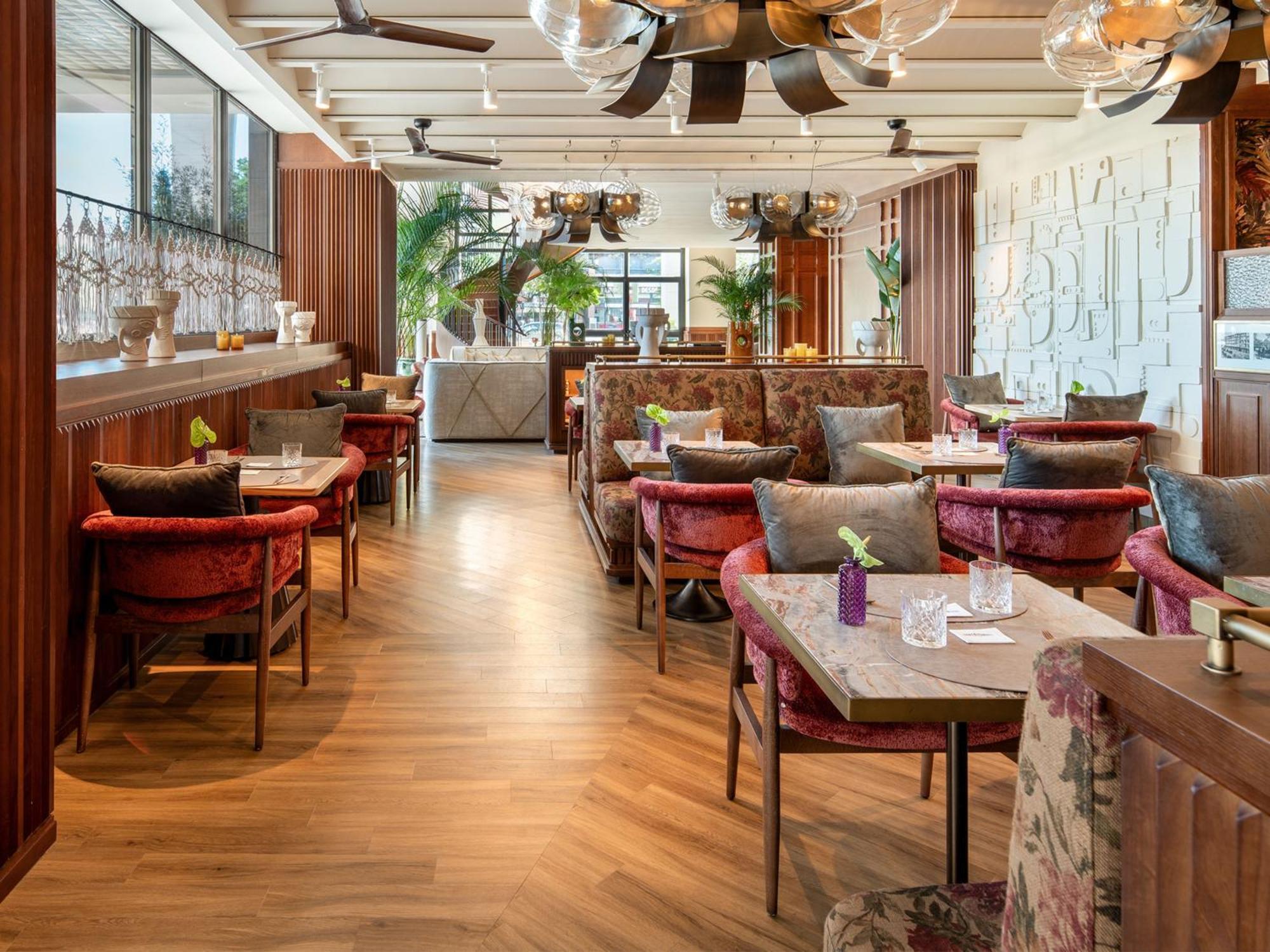 Only You Hotel Sevilla Exterior photo The interior of the restaurant